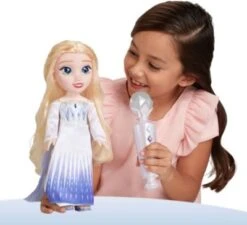 JAKKS PACIFIC Die Eiskönigin 2 - "Sing Mit Mir" Elsa Puppe 35 Cm, Inkl. Mikrofon Licht Und Sound 5 JAKKS PACIFIC Die Eiskönigin 2 - "Sing Mit Mir" Elsa Puppe 35 Cm, Inkl. Mikrofon Licht Und Sound -Spielzeugladen 20904746 04