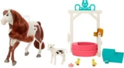 MATTEL Spirit Tier-Babysitting Mit Boomerang Spielset Mit Pferd (21 Cm), Badetrog Und Tränke, Huf-Aktivierungsfunktion, 3 Tieren Und Badebürste, Ab 3 Jahren